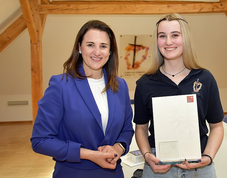Arbeits- und Jugendlandesrätin Astrid Mair gratulierte Chiara Starjakob zum "Lehrling des Monats März 2025".