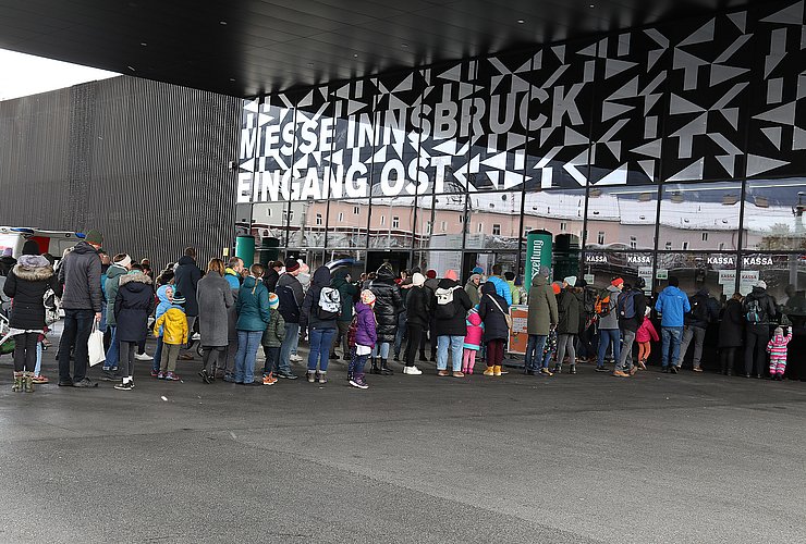 Menschen vor Messe Halle