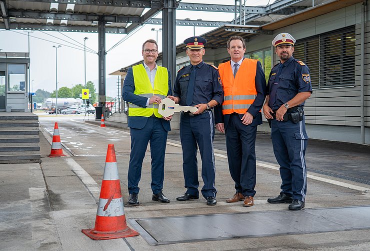 Schlüsselübergabe an die Polizei bei der Kontrollstelle Radfeld
