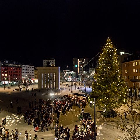 Feierlich wurde die anstehende Adventszeit mit der Illuminierung des Christbaums am Landhausplatz eingeleitet.