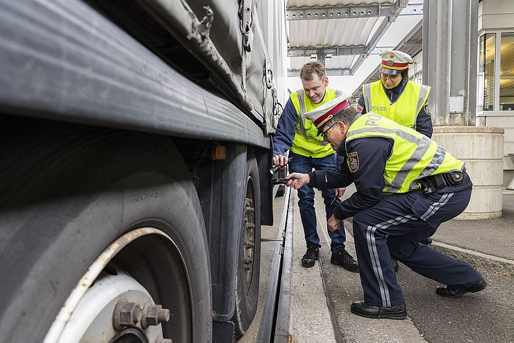 Polizisten untersuchen Lkw