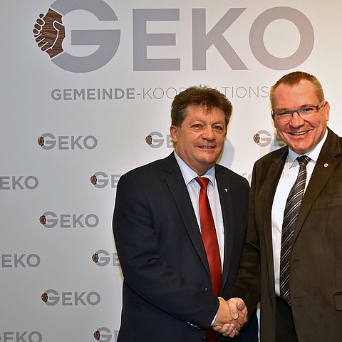 LR Tratter (re.) und TGV-Präsident Schöpf laden Gemeinden dazu ein, ihre Projekte für den GEKO 2018 einzureichen.