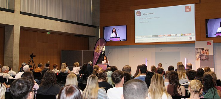 Jugendliche spricht vor Publikum