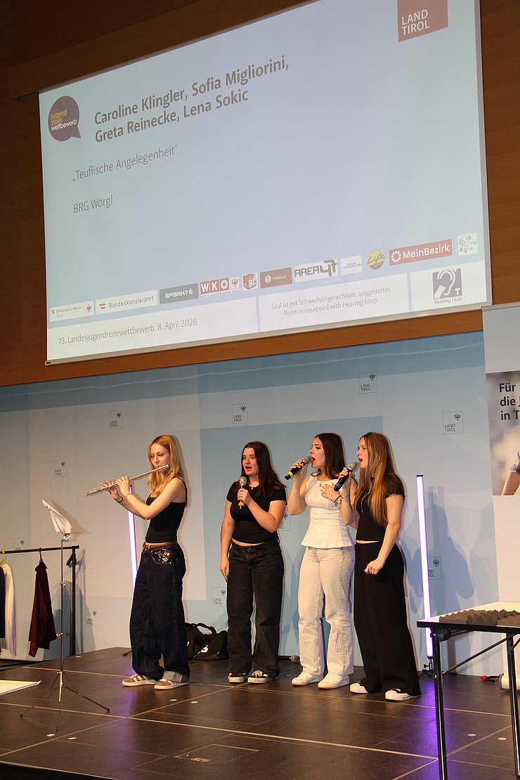 Jugendliche auf der Bühne