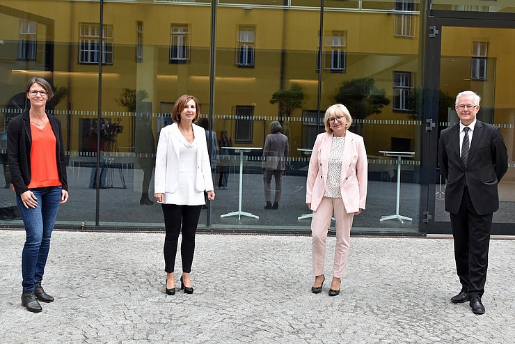 Von links Petra Sansone, Geschäftsführerin der Tiroler Kinder und Jugend GmbH, Gabriele Fischer, Beate Palfrader, Werner Mayr, Leiter des pädagogischen Dienstes der Bildungsdirektion für Tirol