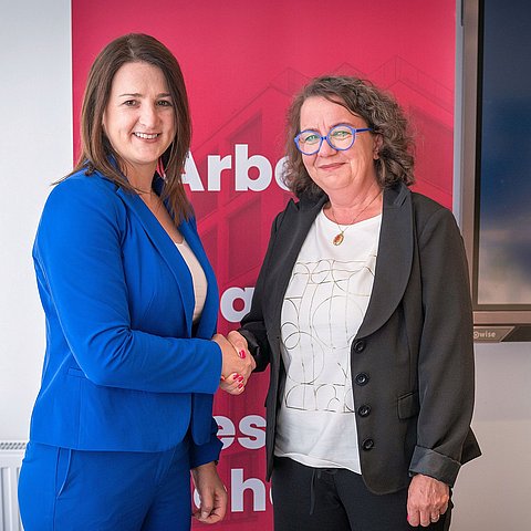 Arbeitslandesrätin Astrid Mair gratuliert Beatrice Juen zur Bestellung als neue Geschäftsführerin der amg-tirol.