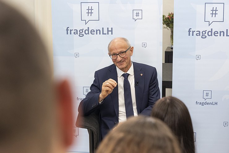 Ein Mann beim Sprechen.
