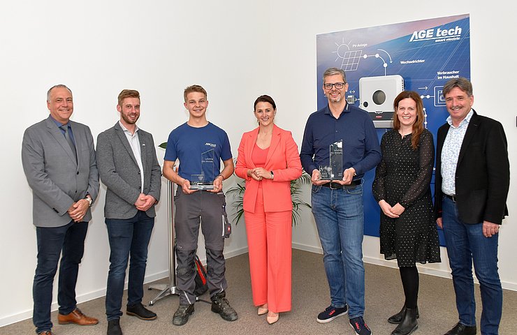 V. li. bei der Auszeichnungsfeier in Lienz Martin Gremer (Direktor Tiroler Fachberufs-schule für Elektrotechnik, Kommunikation und Elektronik), Florian Stocker (Kammerrat Arbeiterkammer Tirol), „Lehrling des Monats April 2025“ Mathias Mariner, Arbeits- und Jugendlandesrätin Astrid Mair, Bertram Steiner (Firmenchef und Lehrlingsausbildner AGEtech GmbH Lienz), Alexandra Fuetsch (Wirtschaftskammer Tirol) und Dietmar Ruggenthaler (Bgm Virgen).