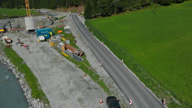 Drohnenaufnahme Ersatzstraße neben der zerstörten Straße