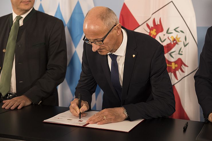 Alle drei Länderchefs unterzeichneten das Positionspapier. Im Bild Tirols LH Anton Mattle. 