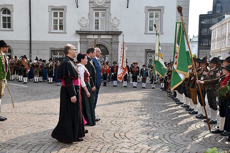 Landesüblicher Empfang vor der Jesuitenkirche mit der Schützenkompanie Amras, der Musikkapelle Amras-Innsbruck und Abordnungen der Tiroler Traditionsverbände.