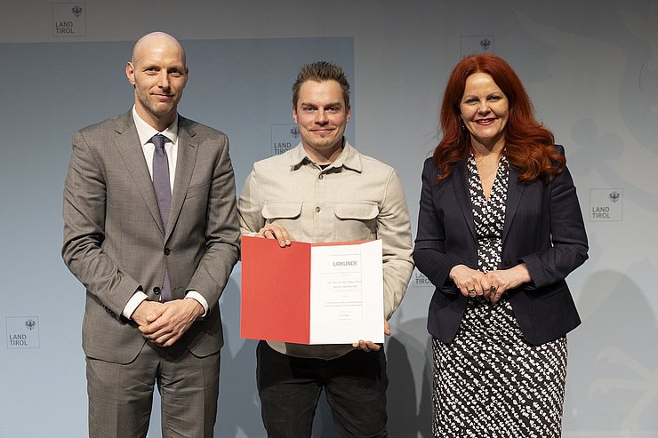 © Land Tirol/Sedlak Rektor Mario Döller und LRin Cornelia Hagele mit Nachwuchsforscher der KPH Edith Stein.