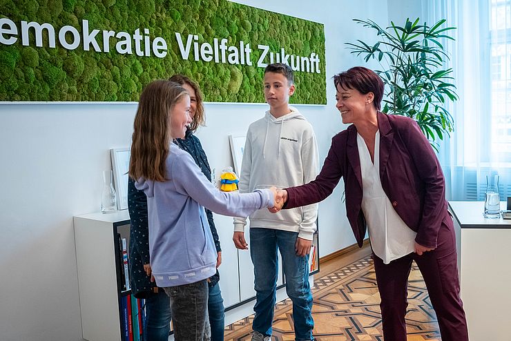 Tag der offenen Tür / Tiroler Landtag / Landtagspräsidentin Sonja Ledl-Rossmann begrüßt eine Familie