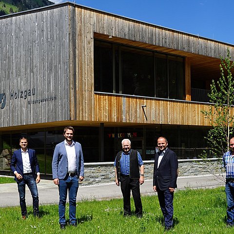 Mit dem Bildungszentrum hat Holzgau einen Meilenstein in Sachen Energieautonomie gesetzt. Diesen Weg in die erneuerbare Energiezukunft geht die Gemeinde aus Basis fundierter Grundlagen weiter, freuen sich von links Wasser-Tirol-GF Rupert Ebenbichler, Bgm Florian Klotz, Altbgm Günter Blaas, LHStv Josef Geisler und Vizebgm Markus Kerber. 