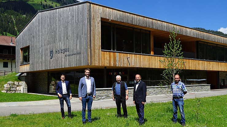 Mit dem Bildungszentrum hat Holzgau einen Meilenstein in Sachen Energieautonomie gesetzt. Diesen Weg in die erneuerbare Energiezukunft geht die Gemeinde aus Basis fundierter Grundlagen weiter, freuen sich von links Wasser-Tirol-GF Rupert Ebenbichler, Bgm Florian Klotz, Altbgm Günter Blaas, LHStv Josef Geisler und Vizebgm Markus Kerber. 