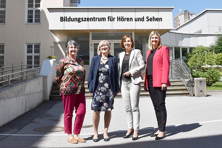Gruppenfoto vor dem Eingang des Bildungszentrums