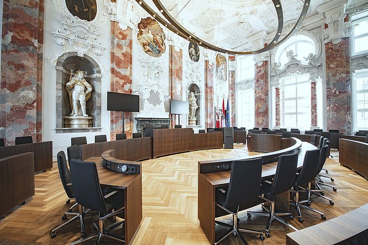 Dank moderner Innenausstattung ist der barocke Plenarsaal nach wie vor ein funktionaler Arbeitsplatz für die Abgeordneten.