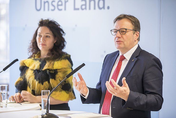 Landeshauptmann Günther Platter und Ingrid Felipe stehen an den Mikrofonen bei der Pressekonferenz.