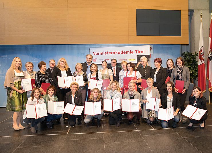LH Günther Platter gratulierte den SeminarteilnehmerInnen der Vermieterakademie Tirol zum erfolgreichen Abschluss.