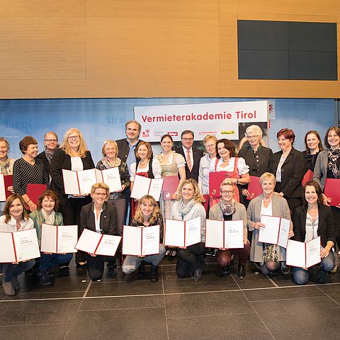 LH Günther Platter gratulierte den SeminarteilnehmerInnen der Vermieterakademie Tirol zum erfolgreichen Abschluss.