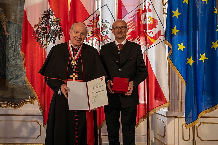 Auszeichnung für Kardinal Christoph Schönborn, Erzbischof von Wien, überreicht von LH Mattle.