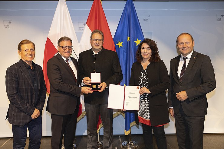 V. li. Karl Mark (ehemaliger Bezirkshauptmann von Schwaz), LH Günther Platter, Josef Niedermaier, LHStvin Ingrid Felipe und LHStv Josef Geisler. 