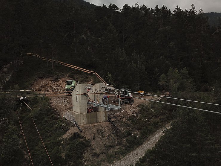 Das erste Brückenelement wird auf der Schwarzwasser Seite eingehängt - 22 Juni 2020.