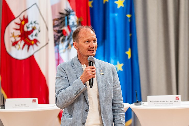 Aufnahme von Bürgermeister Anzengruber in blauem Sakko.