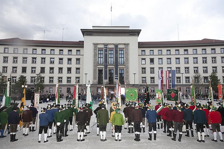 Zahlreiche Abordnungen der Traditionsverbände nahmen am Landhausplatz Aufstellung Teil