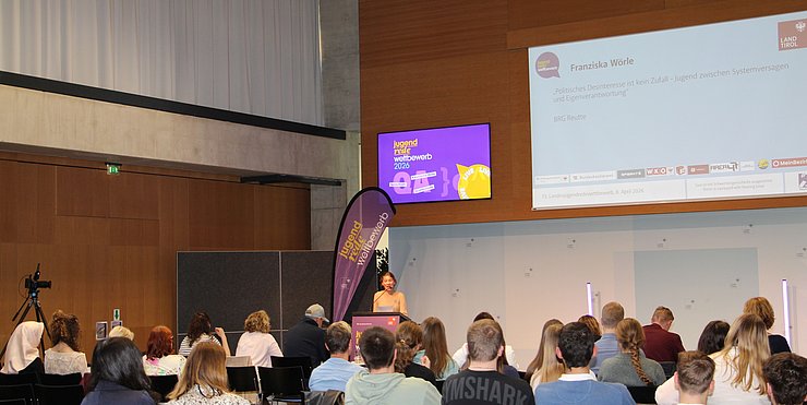 Jugendliche spricht vor Publikum