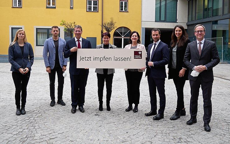 (v.li.) VPin Stephanie Jocha, KO Gebi Mair, KO Jakob Wolf, LTPin Sonja Ledl-Rossmann, KO Andrea Haselwanter-Schneider, KO Georg Dornauer, VPin Sophia Kircher sowie KO Dominik Oberhofer wenden sich mit einem Impf-Appell an die Tiroler Bevölkerung.