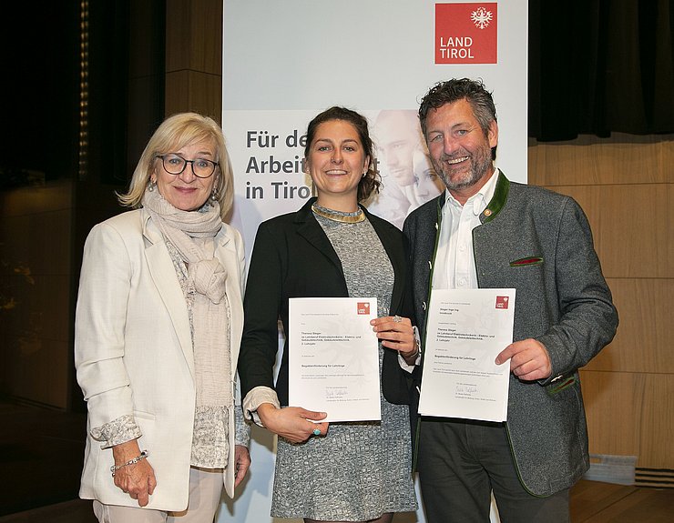 Arbeits- und Bildungslandesrätin Beate Palfrader und Lehrlingsausbilder Ingo Steger mit dem bestausgezeichneten Lehrling Theresa Steger (mi.) von der Firma Steger Elektrotechnik-Licht bei der Feier in Innsbruck. 