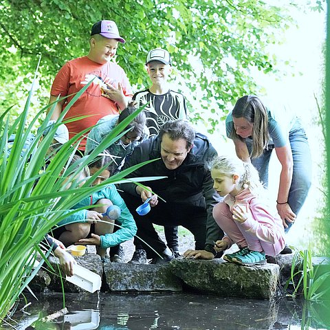 René Zumtobel mit den SchülerInnen beim Teich
