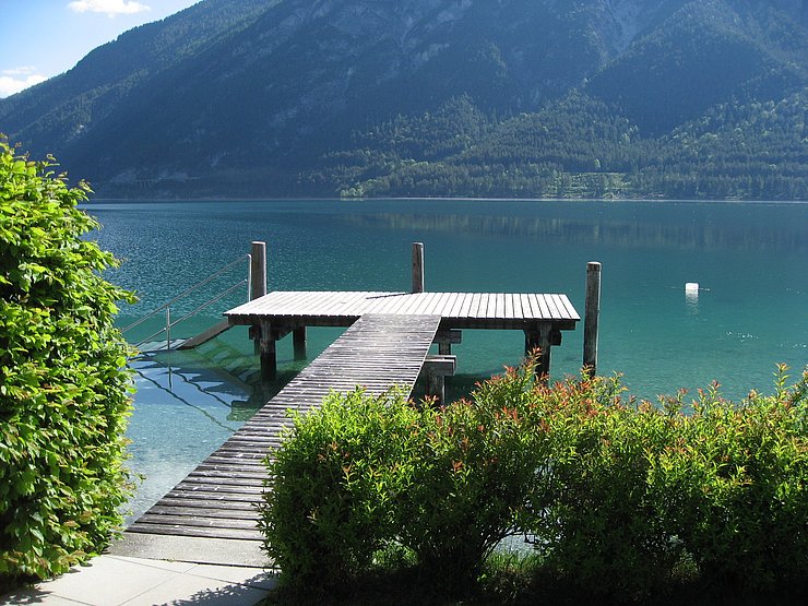© Land Tirol Ein Holzsteg, der in den Achensee hineinreicht.
