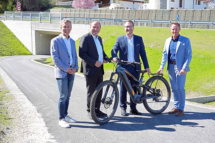 Gruppenfoto mit Rad.