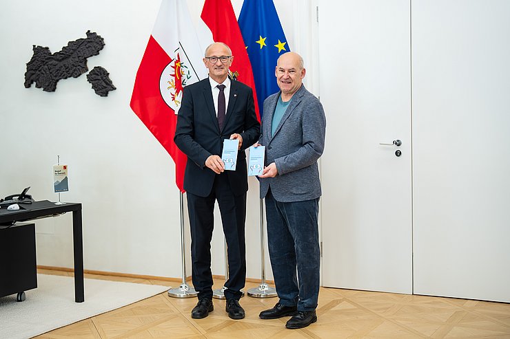 Landeshauptmann Anton Mattle mit dem Leiter des Journalismusfests Benedikt Sauer. 
