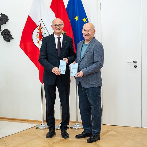 Landeshauptmann Anton Mattle mit dem Leiter des Journalismusfests Benedikt Sauer. 