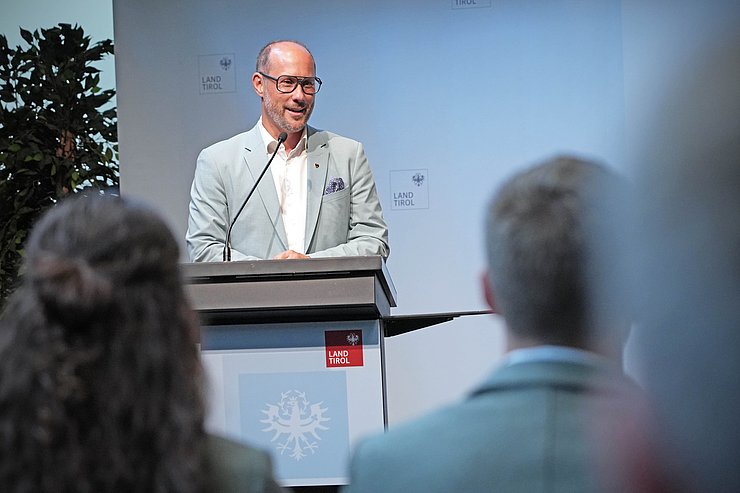 © Land Tirol/Schallhart Landesrat Marion Gerber redet an Rednerpult
