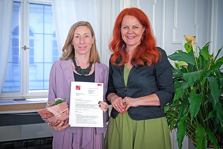 © Land Tirol/Trenker Zwei Frauen blicken in die Kamera.