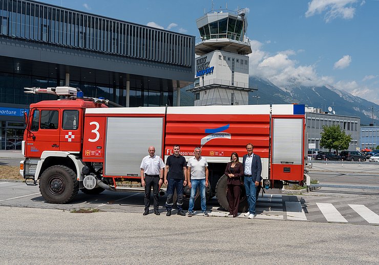 Gruppenfoto vor dem Flughafen Innsbruck