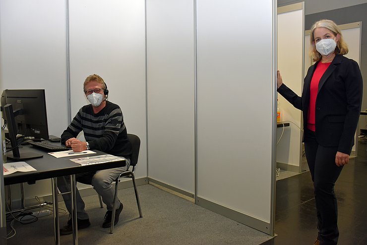 Gemeinsam mit zwölf anderen ÄrztInnen standen Klaus Kapelari, Leiter der Allgemeinen Ambulanz an der Kinderklinik Innsbruck und Gesundheitsdirektorin Theresa Geley den AnruferInnen der DOC-Line für Fragen zur Verfügung.