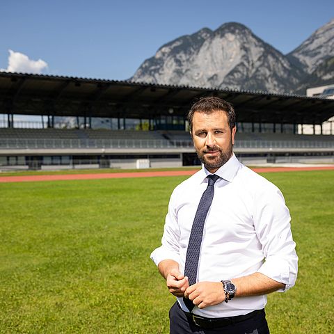 LHStv Doranauer steht auf in einem Fußballstadion auf einem grünen Rasen.