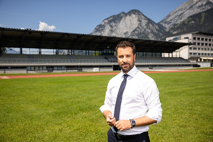 Landeshauptmannstellvertreter Georg Dornauer am Fußballplatz