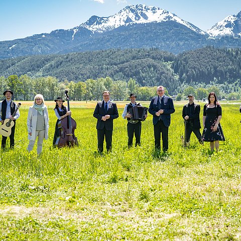 v.li. vorne: Alois Rainer (Wirtschaftskammer Tirol), LRin Beate Palfrader, LH Günther Platter, LR Johannes Tratter, Rita Goller (FJO - Verein für Musik- und Kulturtreibende), Josef Margreiter (Lebensraum Tirol Holding). In der Mitte hinten: Peter Margreiter (Tiroler Volksmusikverein).