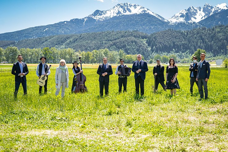 v.li. vorne: Alois Rainer (Wirtschaftskammer Tirol), LRin Beate Palfrader, LH Günther Platter, LR Johannes Tratter, Rita Goller (FJO - Verein für Musik- und Kulturtreibende), Josef Margreiter (Lebensraum Tirol Holding). In der Mitte hinten: Peter Margreiter (Tiroler Volksmusikverein).