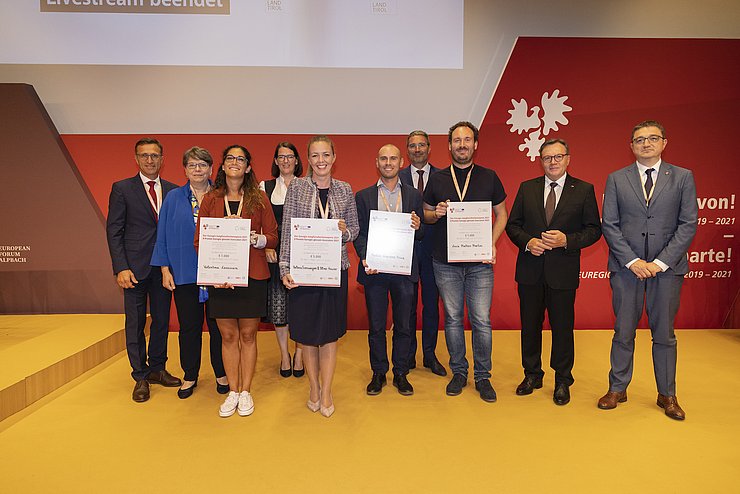 GewinnerInnen des Euregio-JungforscherInnenpreises (v.li.): Josef Margreiter (Geschäftsführer Tirol Holding), Juryvorsitzende Ulrike Tappeiner (Freie Universität Bozen), Valentina Lazazzara (3. Platz), Barbara Thaler (Vize-Präsidentin Wirtschaftskammer Tirol), Helena Fornwagner (1. Platz), Matteo Giacomo Prina (2. Platz), Luca Matteo Martini (ebenfalls 3. Platz), Euregiopräsident LH Günther Platter und LH Maurizio Fugatti.