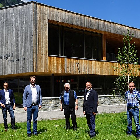 Von links stehen in der PV-Spitzenreiter-Gemeinde Holzgau: Wasser Tirol-GF Rupert Ebenbichler, Bgm Florian Klotz, Altbgm Günter Blaas, LHStv Josef Geisler und Vizebgm Markus Kerber