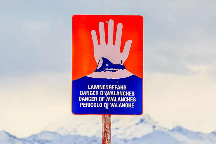 Lawinengefahrenstufe Vier herrscht derzeit im westlichen Nordtirol, entlang des Alpenhauptkamms, in den Tuxer Alpen und im Bereich des Osttiroler Tauernkamms.