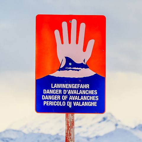 Lawinengefahrenstufe Vier herrscht derzeit im westlichen Nordtirol, entlang des Alpenhauptkamms, in den Tuxer Alpen und im Bereich des Osttiroler Tauernkamms.