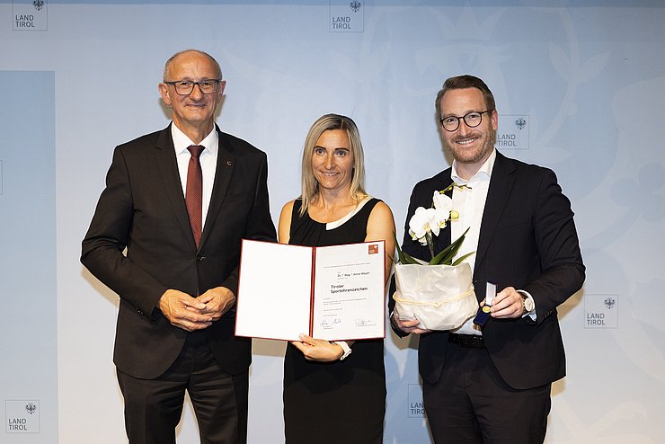 © Land Tirol/W9 Mario Webhofer v.l.n.r.: LH Anton Mattle, Mag. Dr. Anna Mayer, 1.LH-Stv. Philip Wohlgemuth